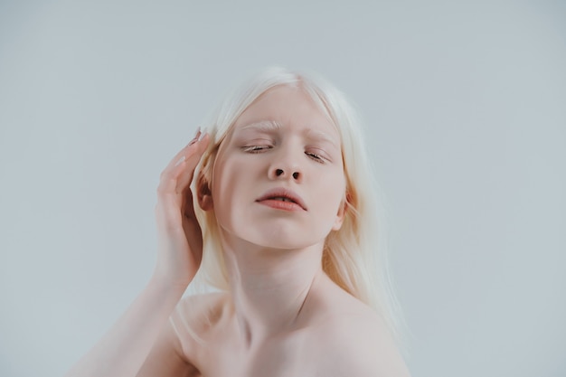 schoonheidsbeeld van een albino-meisje dat in de studio poseert en lingerie draagt