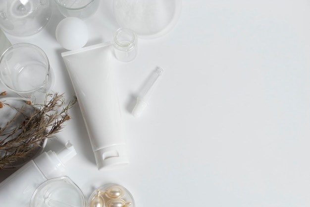 Schoonheidsbehandeling medische huidverzorging en cosmetische lotion crème serum olie fles verpakking product op wit