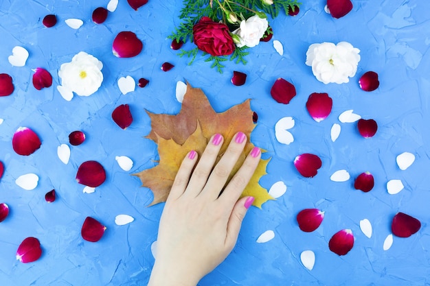 Schoonheidshanden met make-upbloemen