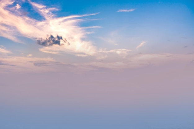 Schoonheidshemel met wolken, het wolkenlandschap van de zonsonderganghemel