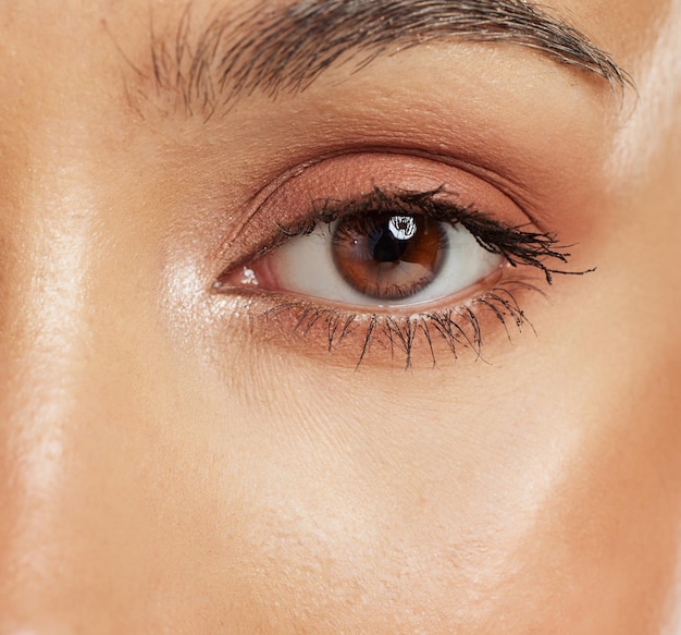 Schoonheidsmascara en close-up van een oog met cosmetica, natuurlijke make-up en neutrale oogschaduw Visiewimpers en macrozoom van een vrouw met een bruine iris met cosmetische producten voor gezicht of huid