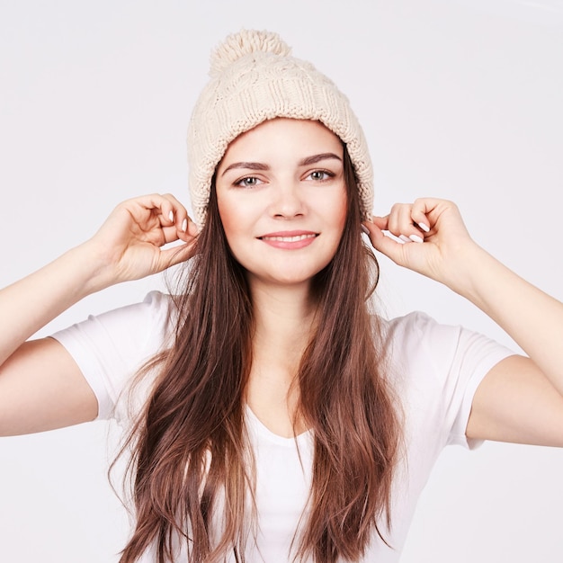 Schoonheidsmeisje in lichte hoed Vrouw Model mooi gezicht Hipster perfect portret bij studio