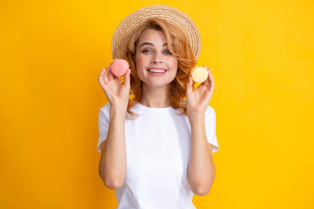 Schoonheidsmodelmeisje die kleurrijke bitterkoekjes nemen Mooie vrouw die snoepjes macaron eet