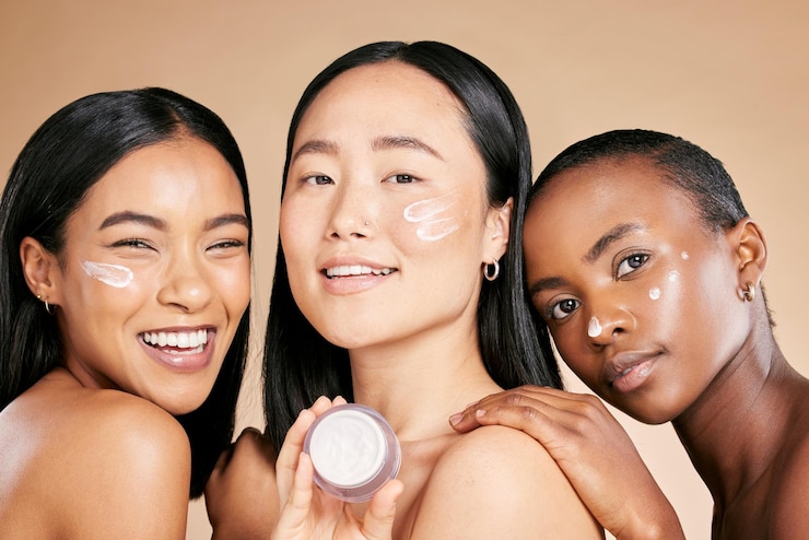 Foto schoonheidsportret en gezichtscrème door diverse vrouwen in studio voor wellness of verzorging op bruine achtergrond vrienden huidverzorging en huidlotion voor meidengroep met verschillende gezichts- en product geïsoleerd