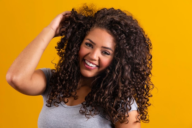 Schoonheidsportret van Afro-Amerikaanse vrouw met afrokapsel en glamourmake-up Braziliaanse vrouw Krullend haar Haarstijl