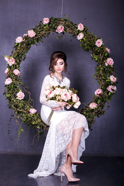 Schoonheidsportret van bruid die in huwelijkskleding dragen met omvangrijke rok, studiofoto