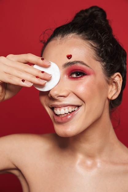 Schoonheidsportret van een aantrekkelijke jonge topless vrouw die make-up draagt ?? geïsoleerde status