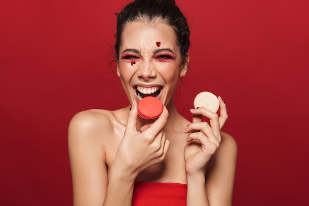 Schoonheidsportret van een aantrekkelijke jonge topless vrouw die make-up draagt ?? geïsoleerde status