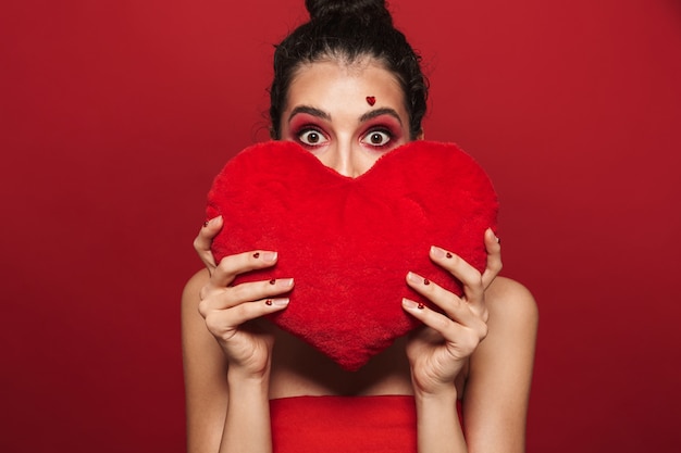 Schoonheidsportret van een aantrekkelijke jonge vrouw die make-up draagt ?? geïsoleerde status