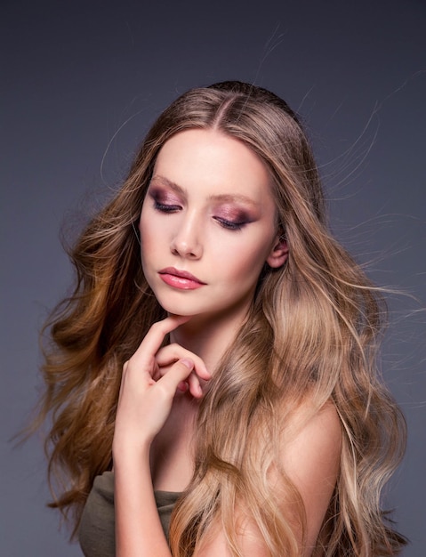 Schoonheidsportret van een meisje Mooie vrouw raakt haar gezicht Gezichtsbehandelingen Cosmetologie huidverzorging en spa