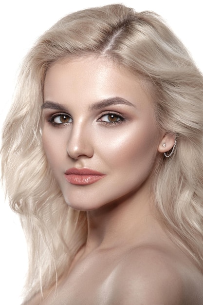 Schoonheidsportret van een mooi meisje blond natuurlijke make-up en lipkleur schone gezonde huid geïsoleerd op witte achtergrond