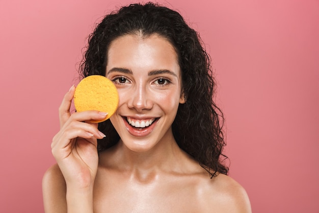 Schoonheidsportret van een tevreden jonge topless vrouw