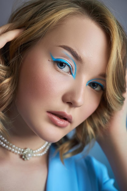 Schoonheidsportret van een vrouw professionele gezichtsmake-up mooie ogen Heldere avondoog- en lipmake-up
