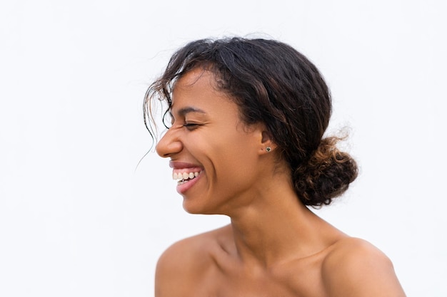 Schoonheidsportret van jonge topless afro-amerikaanse vrouw met blote schouders op witte achtergrond met