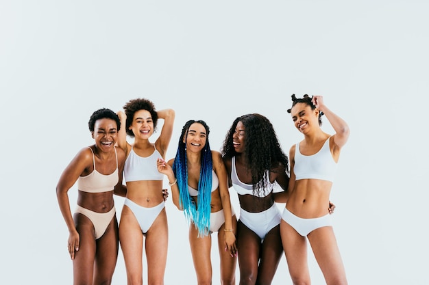 Schoonheidsportret van mooie zwarte vrouwen die lingerieondergoed dragen Vrij Afrikaanse jonge vrouwen die in studioconcepten stellen over schoonheidscosmetologie en diversiteit