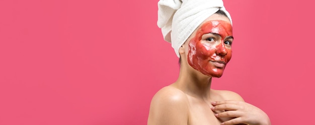 Schoonheidsportret van vrouw in witte handdoek op hoofd met gouden voedend masker op gezicht Huidverzorging reinigende eco organische cosmetische spa ontspannen concept