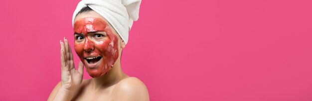 Schoonheidsportret van vrouw in witte handdoek op hoofd met gouden voedend masker op gezicht huidverzorging reinigende eco organische cosmetische spa ontspannen concept