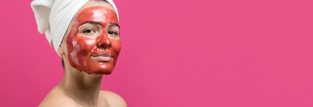 Schoonheidsportret van vrouw in witte handdoek op hoofd met gouden voedend masker op gezicht Huidverzorging reinigende eco organische cosmetische spa ontspannen concept