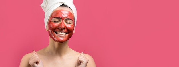 Schoonheidsportret van vrouw in witte handdoek op hoofd met gouden voedend masker op gezicht Huidverzorging reinigende eco organische cosmetische spa ontspannen concept