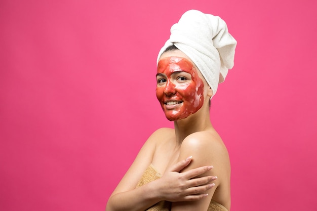 Schoonheidsportret van vrouw in witte handdoek op hoofd met gouden voedend masker op gezicht Huidverzorging reinigende eco organische cosmetische spa ontspannen concept