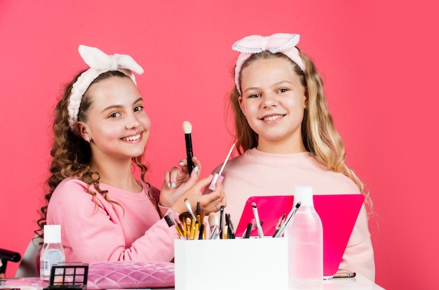 Schoonheidssalon Spelen met cosmetica Cosmeticawinkel Hobby en plezier Cosmetica voor kinderen Spa-feest Zusterschapsgeluk Huidverzorging Kindermake-up Schoonheid en mode Blije meisjes die make-up doen