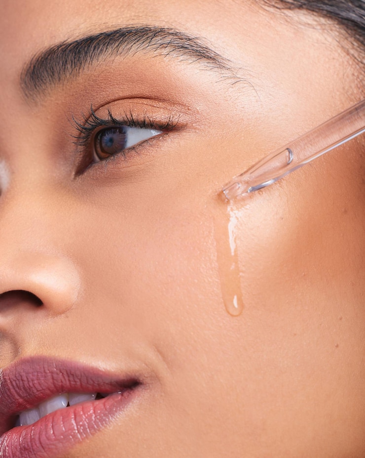Foto schoonheidsserum vrouw en huidverzorging close-up met dermatologie en gezichtsreiniging wellness hyaluronzuur en jong vrouwelijk model met huidglans product en behandeling met zorg en druppelaar in studio