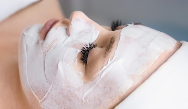 Schoonheidsspecialist die gezichtspeeling schoonheidsmasker professionele cosmetische procedure toepast