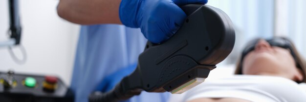 Schoonheidsspecialist die ongewenst haar van het lichaam van de klant verwijdert met behulp van laserclose-up
