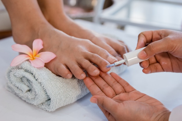 Schoonheidsspecialiste met een nagellak, pedicure