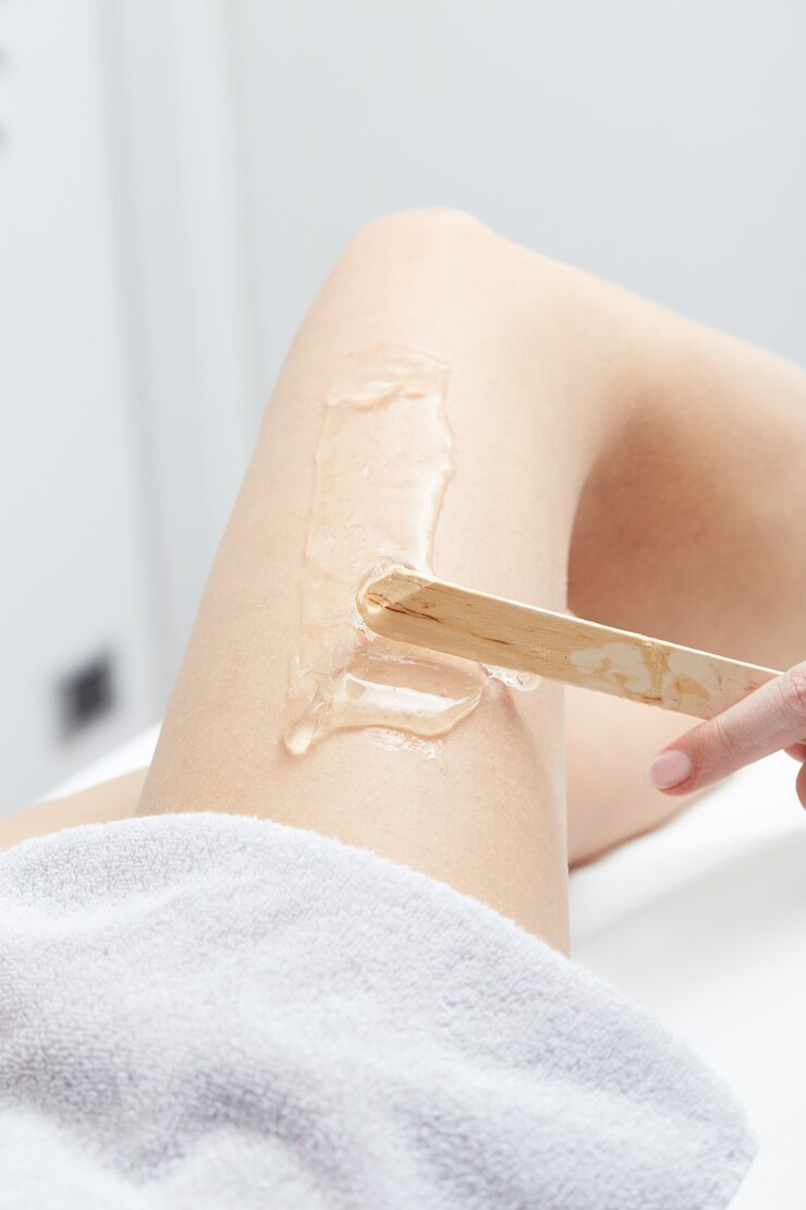 Schoonheidsspecialiste verwijderen van haar van jonge vrouw met laser