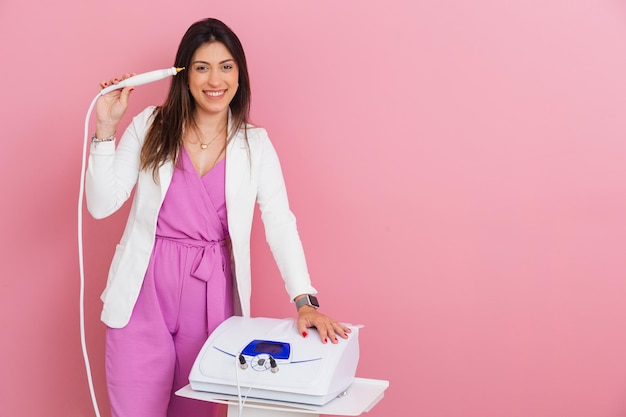 Schoonheidsspecialiste vrouw esthetische arts schoonheidsprofessional met plasma jet apparaat anti veroudering verjonging huidverzorging