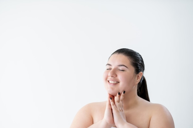 Schoonheidsverzorging gelukkig zwaarlijvig vrouw lichaam positief