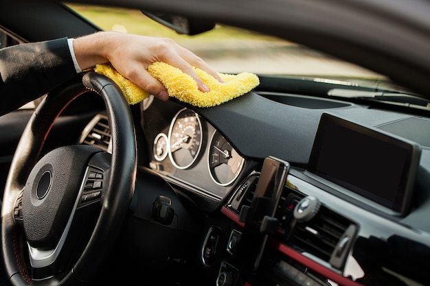 Schoonmaak auto. Hand met microfiber doek schoonmaken auto-interieur