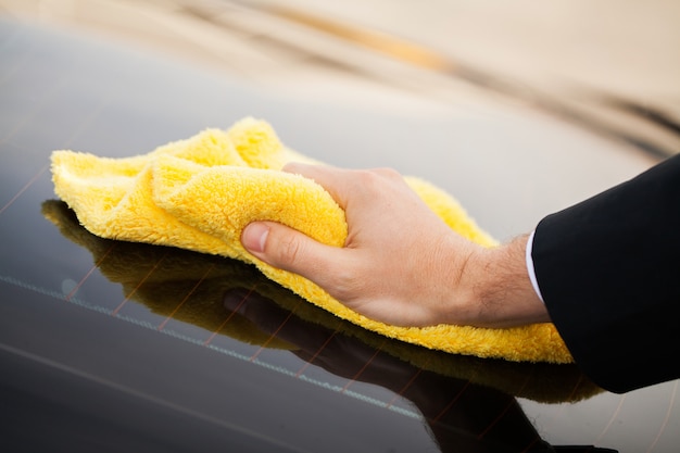 Schoonmaak auto. microvezel voor het reinigen en polijsten van de auto