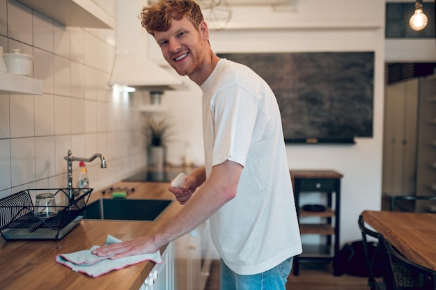 Schoonmaak. Man die wat huishoudelijk werk doet en sommige oppervlakken schoonmaakt