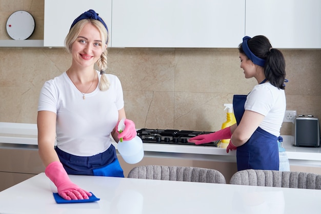 Schoonmaak serviceteam aan het werk in de keuken in privéwoning