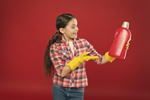 Schoonmaakbenodigdheden Desinfecterende gels geschikt voor het hele gezin Meisje met rubberen handschoenen voor het schoonmaken houd plastic fles chemische vloeistof Help opruimen Product gebruiken voor schoonmaken Huishoudconcept