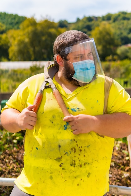 Schoonmaakcentrummedewerker met tuinschaar