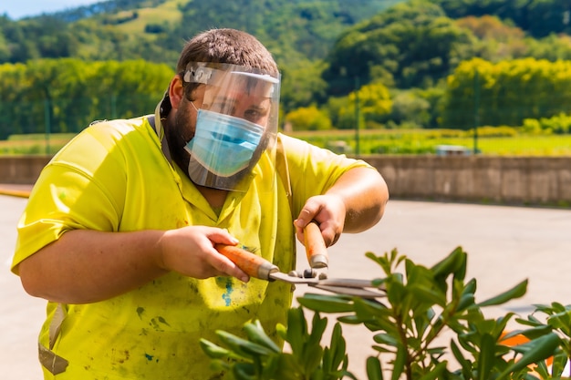 Schoonmaakcentrummedewerker met tuinschaar