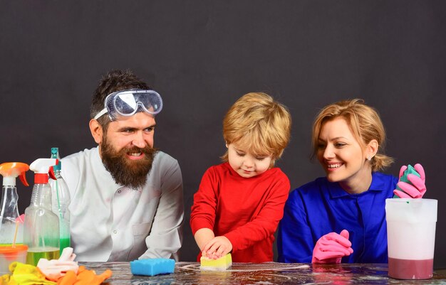 Schoonmaakdag familie schoonmaken samen spelen met schoonmaakgereedschap spray schoon schuim