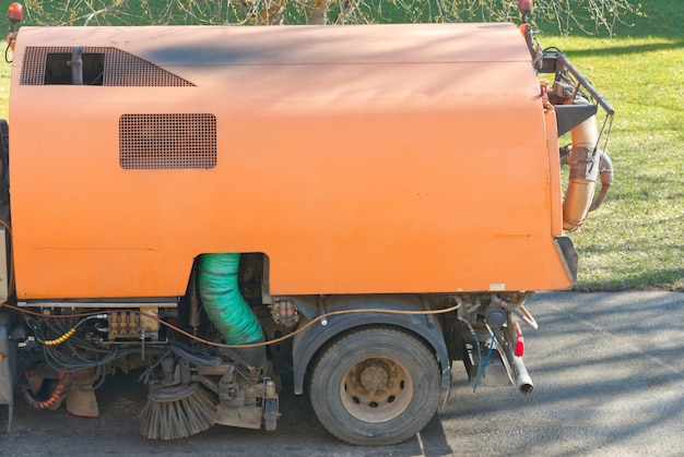 Schoonmaakmachine maakt de straat schoon met scharen