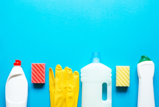 Schoonmaakproducten op blauwe tafel