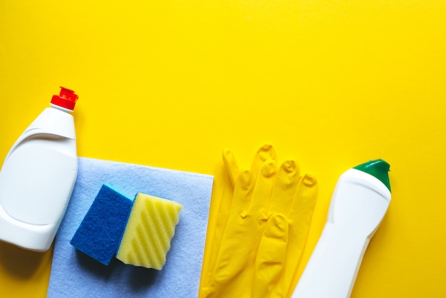 Schoonmaakproducten op gele tafel