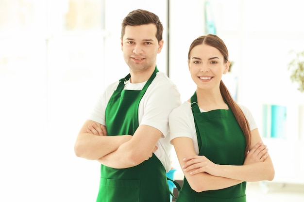 Schoonmaakserviceteam aan het werk op kantoor