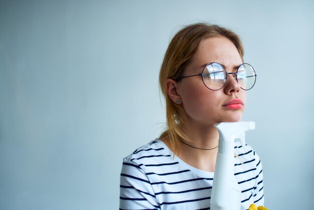 Foto schoonmaakster met een spons in haar handen wasmiddel glazenwassen thuiszorg