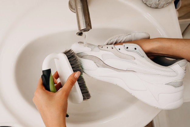 Schoonmaken en wassen van vuile schoenen concept