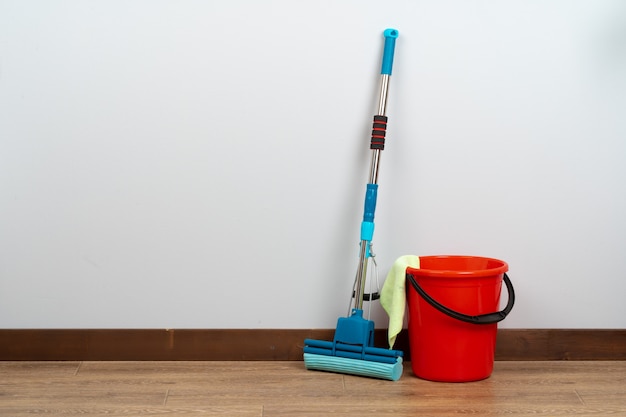Schoonmakende hulpmiddelen voor huis het schoonmaken op houten vloer
