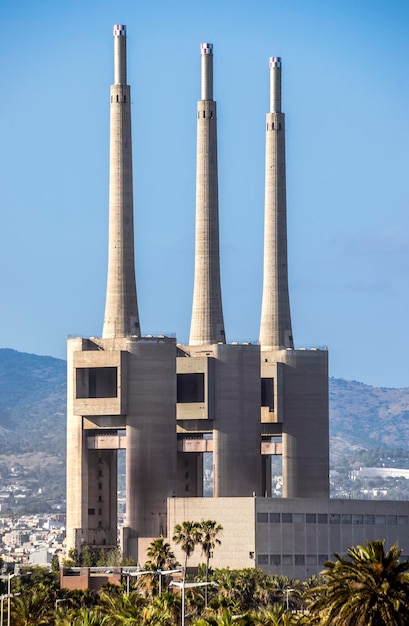 Schoorstenen van machts thermische post in Barcelona