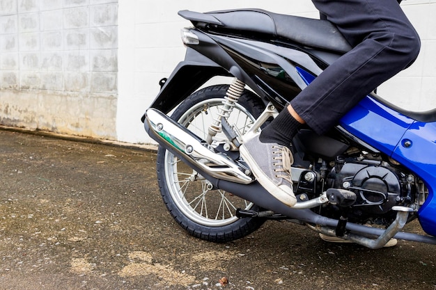 Schop om te beginnen met het parkeren van motorfietsen in het steegje met een oude bakstenen muurachtergrond. kapotte motor op de weg