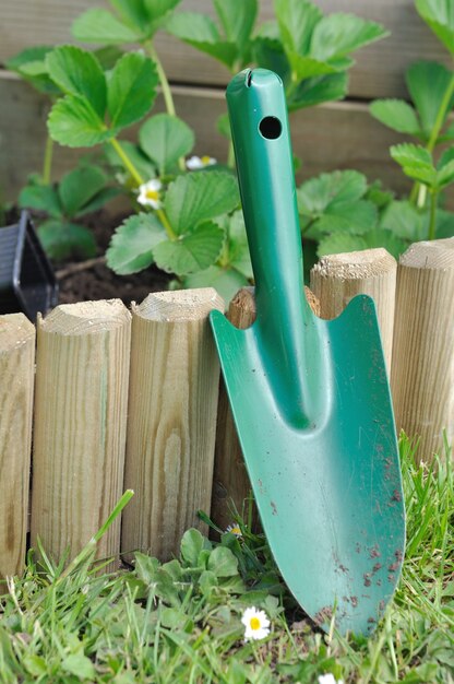 Schop tegen een houten rand in garde